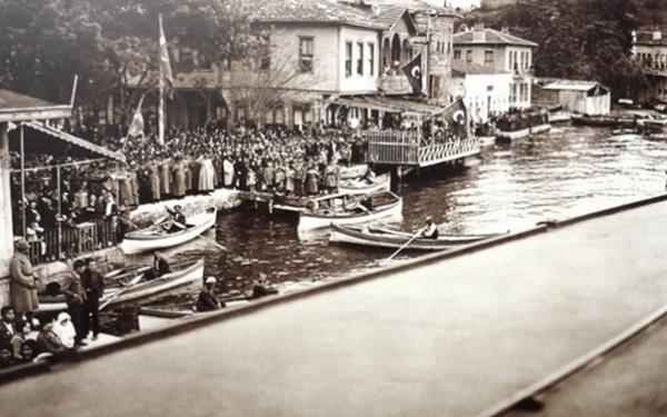 ÇENGELKÖY<br>    İsmi konusunda rivayet muhtelif semtlerden biri Çengelköy. Semtin Bizans’taki adı, İmparator Jüstinyen’in karısı Sophia’ya ithafen Sophianea’ydı. 11. asırda burasının Singelköy diye anıldığı biliniyor. Bu adın patrikliğe aday olanlara verilen Singelos unvanından kaynaklandığı tahmin ediliyor.  <br>  Osmanlı döneminde, bu semtte gemi çapaları imal edildiği için semte bu adın verildiği en yaygın inanıştı. Bir başka söylentiye göre ise Osmanlı döneminde kaptan-ı deryalığa kadar yükselen Çengeloğlu Tahir Paşa burada oturmuş ve semtin isim babası olmuştu.