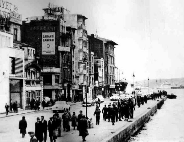 KARAKÖY  <br>  Burasının eski adı Karayköy’dü ve bölgenin ilk ahalisi Fatih Sultan Mehmet zamanında semte yerleştirilen Karai Musevileriydi.<br>    Kırım’dan gelen ve Tatar Türkçesi konuşan Karailer, Yahudi din yasalarının temeli Talmud’u ve Tevrat tefsirlerini mukaddes metin saymıyorlardı. Sadece Tevrat’ı kabul ediyorlardı. Bu yüzden İbranice “kitapçı” “okumacı” anlamına gelen Karâî ismini almışlardı. Tahmin edileceği gibi Karayköy zaman içinde Karaköy’e döndü.