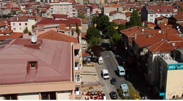 MERDİVENKÖY<br>    Göztepe civarındaki Merdivenköy’ün eski adı Bizans döneminde Kutsal Anneler Ülkesi anlamına gelen Aya Mamanos’tu. Semt, Fatih Sultan Mehmet zamanında sarayın süt, peynir, yoğurt ihtiyacını karşıladığı için Mandıra diye de anıldı.<br>    Bugünkü ismi ise halkının çoğunun Alevi-Bektaşi olmasından ötürü “imanına güvenilir” anlamına gelen “merdi iman”dan geliyor.
