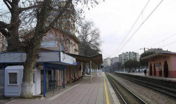 ERENKÖY<br>    Bir zamanlar üzüm bağlarıyla ünlü bu köyün geçmişi, Orhan Gazi döneminde bölgeye yerleşen akıncılara ve savaşçı dervişlere uzanıyor. Burada oturan ve halk tarafından çok sevilen Eren Baba; çevresindekilere bilgeliğini, semte ise adını bahşetti. 1800’lerin sonunda Haydarpaşa-İzmit demiryolu Bostancı’ya uzatıldığında ise istasyona göre içeride kalan asıl Erenköy, İçerenköy adını aldı.