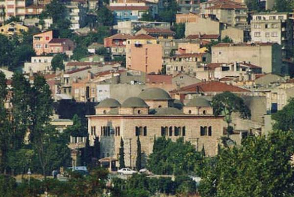 HASKÖY  <br>  Haliç kıyısındaki Hasköy de ismiyle ilgili muhtelif rivayetlerin döndüğü yerlerden biri. Kimine göre Fatih Sultan Mehmet İstanbul’u kuşattığı zaman otağını buraya kurmuş ve bu yüzden buraya “hükümdara özgü olan manasında” has denilmişti. Böylece Hasköy adını almıştı.<br>    II. Selim döneminde yaptırılan has bahçelerden geliyor, ikinci bir rivayete göre buranın adı. Son rivayet ise Aya Paraskevi Kilisesi’nden ötürü uzun yıllar semte “Parasköy” denilmiş olması; bu isim zamanla Hasköy’e dönmüştü.