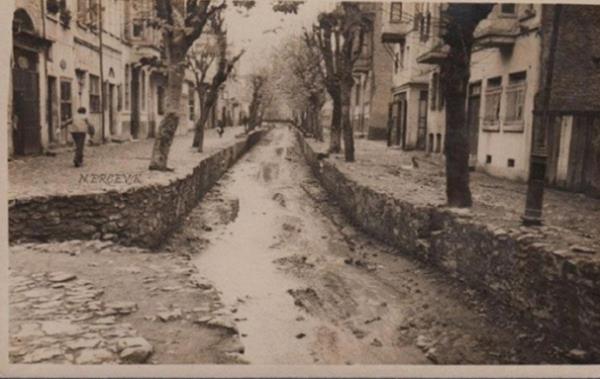 ORTAKÖY  <br>  Antik çağda Arkheon (Argion) diye anılan semt, yeni ismini Bizans’ta I. Basileios döneminde yaptırılan Ayios Fokas Manastırı’ndan aldı ve balıkçı köyü oldu.<br>    Osmanlı döneminde, Kanuni Sultan Süleyman zamanda yerleşimin başladığı köye, dere vadisinin ortasında olmasından kaynaklı Ortaköy adı verildi. Bir zamanlar köyün göbeğinden geçip denize dökülen dere ise Dereboyu Caddesi’ne dönüştü.
