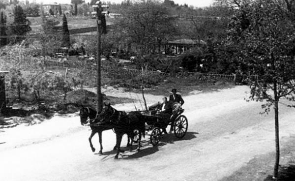 MECİDİYEKÖY  <br>  Çok değil, bundan 50-60 yıl önce bile dutluklarıyla meşhur Mecidiyeköy, muhacirlere toprak vererek semti yerleşime açan Abdülmecid’den alıyor adını. Çünkü Abdülmecid’in saltanatı sırasında, 1839-1861 yıllarında Osmanlı’nın sınırlarındaki yerleşimlerden göçenler İstanbul’a sığınmıştı. Onlara yer göstermek için de bu bölge seçilmişti.