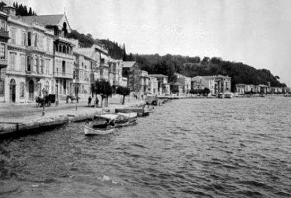 YENİKÖY<br>  Antik çağlarda Neapolis (Yenişehir) adıyla anılan yöreye, Bizans döneminde epey bol olan çilek bahçeleri ve kocayemiş ağaçları nedeniyle “koca yemişlik” anlamına gelen Kommarodes deniliyordu.  <br>  Burası fetihten sonra Kanuni Sultan Süleyman’ın fermanıyla kuruldu. İlk sakinleri Romanya’nın Geni Bölgesi’ndendi. Bu nedenle Geniköy adı ile anılan köy, Kanuni’nin buyruğu ile Yeniköy olarak anıldı. Rumlar ise bölgeye aynı anlamı taşıyan Neahorion dedi.