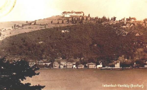 VANİKÖY<br>  Anadolu Yakası’nda, Çengelköy ve Kandilli arasında yer alan semte Bizans zamanında Nikapolis (Güzel kent) deniliyordu. Şimdiki adını ise 17. yüzyılda yaşamış sofu bir Müslüman’dan alıyor.<br>    Sadrazam Köprülü Fazıl Ahmet Paşa, din âlimi Mehmet Efendi’yi Van’dan getirip buraya yerleştirdi. Vakit kaybetmeden semte cami yaptıran Mehmet Efendi Van’dan gelen, Vanlı anlamında Vani Mehmet Efendi olarak tanındı; böylece buraya Vaniköy denildi.
