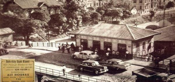 BAKIRKÖY<br>    Kentin sur dışında, Ataköy-Florya arasında yer alan bu semti Latinler “Yedinci” anlamına gelen Septimum, Bizanslılar da aynı anlama gelen Hebdomon adıyla andılar. Bu isim yörenin, Ayasofya’nın önündeki dünyanın merkezi, “0 noktası” kabul edilen Milyon Taşı’na, Roma mili olarak uzaklığını simgeliyordu.<br>    Semte Bizans’ın son döneminde, uzun köy anlamına gelen Makri Khora / Makri Khori; Osmanlı’da ise Makri Köy denildi. Bu isim 1925’te yer isimleri Türkçeleştirilirken Bakırköy oldu.