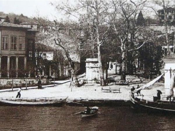 BOYACIKÖY  <br>  Bugün Avrupa Yakası’nda Boğaz kıyısında, Emirgan ile Baltalimanı arasında yer alan, tarihi konaklarıyla ünlü bu semt adını III. Selim zamanında aldı. Sultan’ın Kırklareli’nden fes, şayak, aba ve çul benzeri kumaşları boyamak ve bu sanatı yaygınlaştırmak için getirttiği 40 kişilik Kafrariyofi (Kafkariyodi) ailesi buraya yerleştirilince semtin adı Boyacıköy oldu.<br>    Bir taraftan boyacılık sanatının icra edildiği Boyacıköy, diğer taraftan sahil boyu sayfiye yeri olarak yazları kentin ileri gelenlerini ağırlıyordu.
