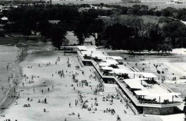 ATAKÖY<br>    Ataköy, Osmanlı’nın en genç semtlerindendi ve eski adı Baruthane’ydi. Bir zamanlar İstanbul’un epey dışında kaldığı için, II. Mahmut buraya baruthane yaptırmıştı. Ama 1950’lerden itibaren başlayan kentleşme ve göç hareketinden burası da nasibini alacaktı.<br>    1955’te Emlak Kredi Bankası, Bakırköy-Topkapı arasındaki semte 50-60 bin nüfuslu bir yerleşim yeri kurmayı planladı. Konutlar üç sene sonra göğe yükselmeye başlamıştı. O dönemde yapılan anketle de ismi Ataköy kabul edildi.