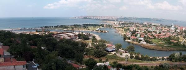 BASINKÖY  <br>  Burası 1959’da Türkiye Gazeteciler Cemiyeti’nin üyeleri tarafından kooperatif olarak kuruldu. Sakinleri arasından mühim gazeteciler, yazarlar eksik olmadı. Yaşar Kemal, Altan Erbulak, Çetin Altan, Hakkı Devrim, Mehmet Ali Birand burada oturdu. Ahmet Altan, Orhan Kemal’in büyük oğlu Kemal, Umur Talu gibi isimler ise semtin futbol takımında top koşturdu.<br>    Eski otomobil pazarı ile ünlü, Florya ile Atatürk Ormanı arasındaki bu semt elbette adını Türkiye’nin basın hayatına damgasını vurmuş sakinleri sayesinde aldı.