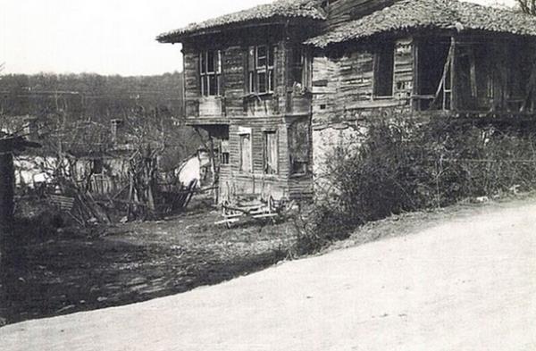 BAHÇEKÖY<br>    Kanuni Sultan Süleyman, 1521’de Belgrad Seferi dönüşünde getirdiği Sırp esirleri buraya yerleştirince, yöredeki köye Belgradköy, civarındaki ağaçlı bölgeye de Belgrad Ormanı adı verildi. 1800’lerin sonunda köylülerin su kaynaklarını kirletmesi üzerine köy şimdiki yerine taşındı ve Bahçeköy adını aldı. En sonunda ise Lozan Anlaşması ile 1924’teki nüfus mübadelesinde demografik yapısı değişti. Selanik sancağına bağlı Vodina Karacaova bölgesinden gelen Müslüman Türkler buraya yerleştirildi.