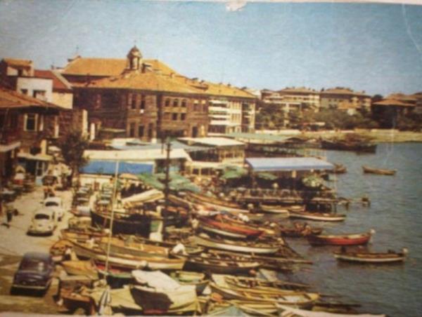 YEŞİLKÖY<br>    Burası, eski adı Ayastefanos’u bir azizden alıyordu. İlk din kurbanlarından Aziz Stephanus’un mezarı Filistin’den Vatikan’a taşınırken, İstanbul’dan yola çıkan gemi fırtınaya tutuldu ve şimdiki Yeşilköy sahiline sığındı. Fırtına o kadar kuvvetliydi ki azizin kemiklerini taşıyan lahit günlerce bir çadırda saklandı.<br>    Daha sonra bu olayın anısına oraya bir kilise yapıldı ve Ayastefanos denildi. Bu isim Cumhuriyet sonrası, uzun yıllar semtte oturan yazar Halit Ziya Uşaklıgil’in önerisi ile Yeşilköy olarak değiştirildi
