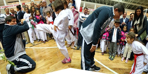 Davutoğlu'nun miniklerle renkli antrenmanı