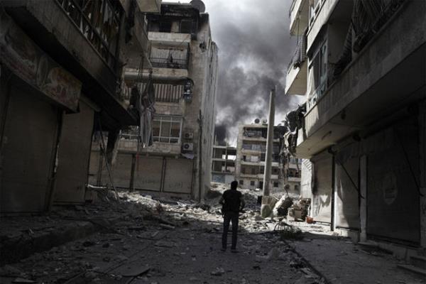 Belgesel fotoraflarnda birinci olan Amerikal Sebastiano Tomada'nn "Halep, Suriye 2013" adl fotoraf serisi, Suriye i savann yaratt ykm ve aresizlii byle yanstyor.