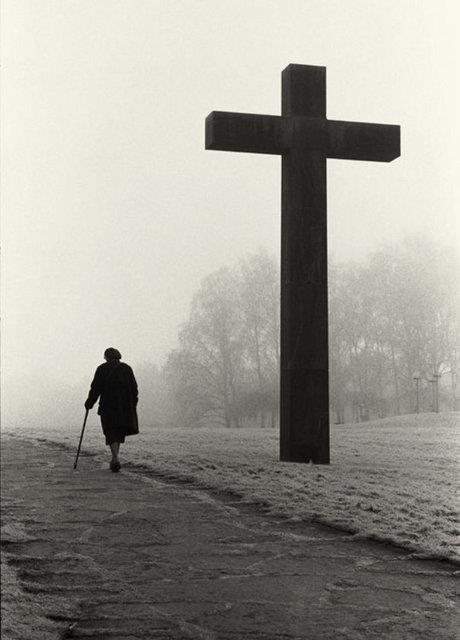 Belgesel dalnda tek kare ile nclk kazanan sveli Hakan Strand, Stockholm'de yayor. skandinav etkisini fotoraflarna da byle yanstyor ve sofistike bir sadelikle izgilerin gzellii zerine eiliyor.