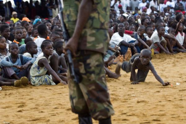 Belgeselde tek kare ile ikincilik ngiliz Jonathan Banks'in oldu. 2008'de Liberya Ulusal Bar ve Kltr Festivali'nde kalabalk ierisinden bir ocuk, kaan topunu silahlarn glgesinde almaya alrken Banks'n objektifine byle yakalanm. Bizce ocuun askere, arkadalarnn da ocua bu tedirgin baklar aslnda birincilii bile hak etmi!