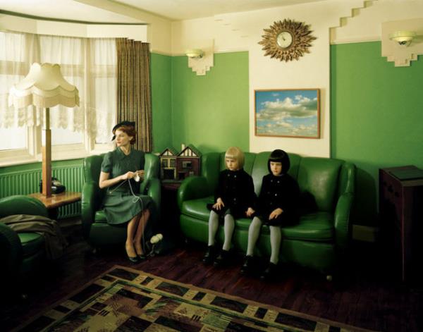 Gzel sanatlar dalnda tek kare ile birincilik Lottie Davies'in. ngiliz fotorafnn "Memories and Nightmares"(Anlar ve Kabuslar) adl projesi zenle dzenlenmi tablolar andrmasyla nostalji, grsel eilim ve bilinaltmzda yatan bakma alkanlklaryla oynuyor. Mobilya, kostm ve dekorlarla tm modellerini deiik ve dikkat ekici hallere sokuyor.