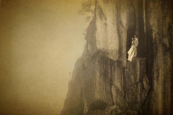 Philbrick, uzman ekibiyle beraber mterilerini dan uurum ksmna indiriyor.