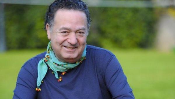 29 Mart 1949 senesinde dnyaya gelen Kayahan, pop arkcs, beste ve sz yazarl yapt. 1991 senesinde karm olduu &#8216;Yemin Ettim&#8217; albm, sat rekorlar krd gibi kendisinin de olduka n yapmasn salad.