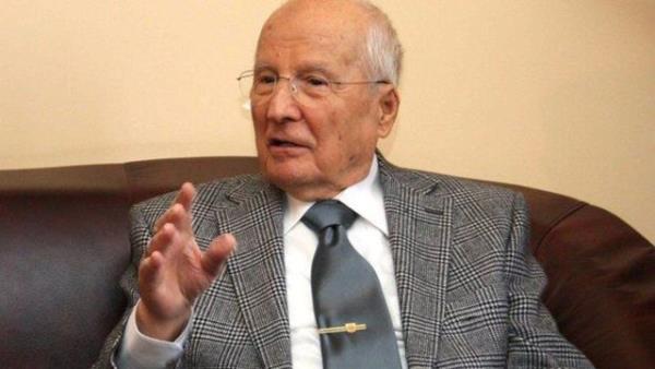 1949 ylnda Harp Akademisi&#8217;ni bitiren Kenan Evren topu subay ve kurmay subay olarak silahl kuvvetlerin eitli kademelerinde grev yapt.