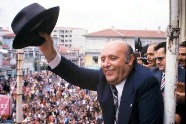 Tam 6 kez Babakan olan Demirel, 41 yanda babakanlk koltuuna oturan en gen babakan, 40 yanda parti genel bakan olan en gen politikac ve 30 yanda bir kamu kurumuna atanan en gen genel mdr olmutu.