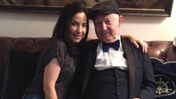 Sonrasnda yine bir rekora imza atan Kayahan, &#8216;Odalarda Ikszm&#8217; albmn karmas, baarsnn gstergesi olduundan gurur verici olmutur.