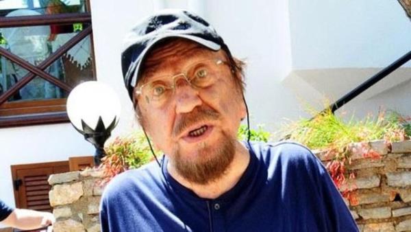 Bedri Koraman, 1928&#8217;de Samsun Bafra&#8217;da dodu. 1945&#8217;te stanbul&#8217;a geldi, gazetelerde ressam ve karikatrist olarak almaya balad. 1950&#8217;li yllarda 41 Buuk, Tef, Ta, Karikatr gibi glmece dergilerini yaymlad. 1951&#8217;de Deve adl bir dergi kard.