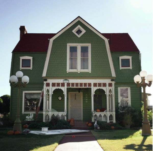 Cad�lar bayram�nda tamamen kendisinin yarat�c�l���n�, el yap�m� par�alarla birle�tirerek ailesinin evini kocaman bir yarat��a �evirmi�ti. �imdi ise bu evi yeni y�l i�in haz�rlad�... Sonu� yine muhte�em...