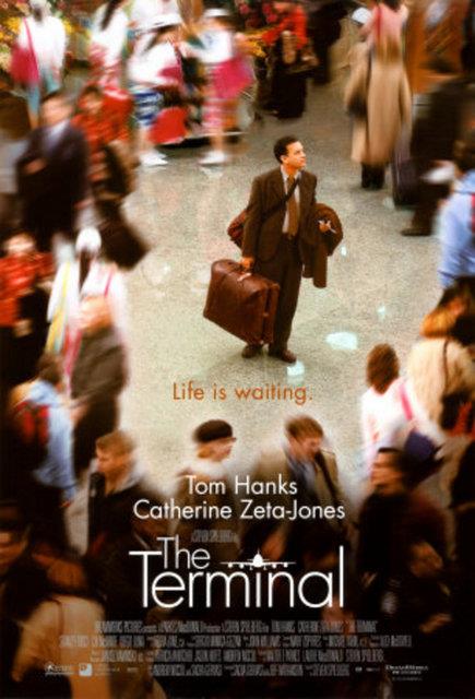 <p><b>Terminal (2004) </b></p>  Ynetmen Steven Spielberg, oyuncu Tom Hanks ve Catherina Zeta-Jones gibi dll isimleri biraraya getiren Terminal, olduka etkileyici bir film. Paris Charles de Gaulle Havaliman'nda 18 yl mahsur kalan ranl mlteci Mehran Karimi Nasseri'nin gerek hikyesinden esinlenilerek kurgulanan Terminal, olduka ilgin bir ykye sahip. Filmde szde Dou Avrupa'da yer alan Krakozya isimli fantastik bir lkeden New York'a giden Viktor Navorski'nin uuu srasnda lkesinde darbe yaanr. Uak indiinde pasaportu artk geersiz olan Navorski, ne ABD'ye girebilir ne de savan devam ettii lkesine dnebilir. JFK Havaliman'nda skp kalan Navorski, orada alanlarla dostluk kurar, i bulur ve hatta k olur.   <p><b>IMDB Notu: 7.1 / 10</b></p>