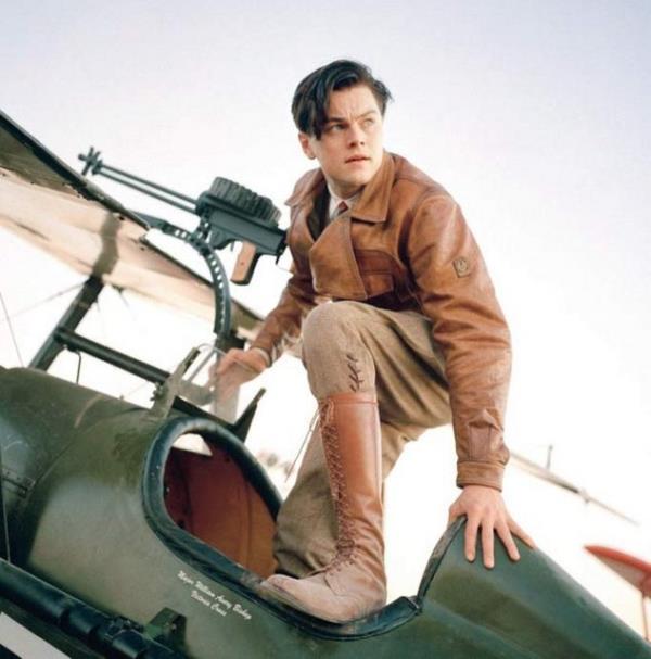 <p><b>Gklerin Hkimi The Aviator (2004)</b></p>  11 dalda Oscar'a aday gsterilip 5 dalda dl alan, ayn zamanda BAFTA En yi Film dl ve Drama dalnda En yi Film Altn Kre dl'n kazanan Gklerin Hkimi; havaclkla ilgili filmleri sevmeseniz bile izlemeniz gereken muhteem bir yapt. Film, dnyann en byk ua H-4 Hercules'in mimar ve Hughes Uak retim irketi'nin kurucusu Howard Robard Hughes'n kariyerinin ilk 20 yln anlatyor. Ynetmen Martin Scorsese'nin olduka gevek dokuduu hikyenin bo braklan birok detay seyirci tarafndan tamamlanmay bekliyor. Hughes' nl oyuncu Leonardo DiCaprio canlandryor.  <p><b>IMDB Notu: 7.5 / 10</b></p>