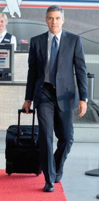 <p><b>Akl Havada Up in the Air (2009)</b></p>  Akl Havada, havayolu sadakat kartlaryla sk uup, mil toplayanlarn severek ve yer yer kendini sorgulayarak izleyecei bir film. Ynetmenlii Jason Reitman tarafndan yaplan, George Clooney'nin ana karakter Ryan Bingham' canlandrd film, romantik dram trnde ele alnsa da olduka karanlk konulara k tutuyor. Filmde yer yer komedi eleri kullanlmasna ramen izleyici genellikle zerinde dnlmesi gereken detaylarla ba baa braklm.  <p><b>IMDB Notu: 7.5 / 10</b></p>