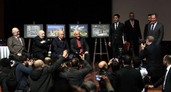 Cumhurbakan Recep Tayyip Erdoan, 2011 ylnda Kltr Sanat Byk dl'n alan duayen fotoraf sanats Ara Gler'e ilgin bir jest yapt. Erdoan, zel fotorafsnn makinesini alarak Gler konuurken fotorafn ekmiti. Erdoan'n bu jesti salonu dolduranlarn alkn almt.