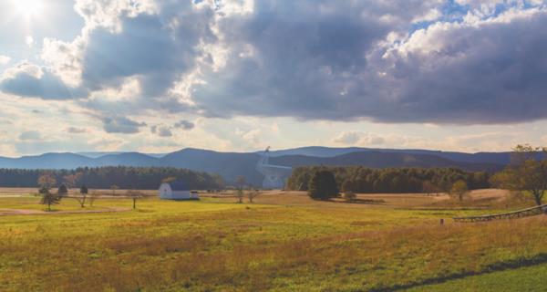 Green Bank, Bat Virginia&#8217;da bulunan Ulusal Radyo Astronomi Gzlem Evi&#8217;nin (National Radio Astronomy Observatory- NRAO) bir paras olarak grev yapyor. Gzlemevinin alma mekanizmasn etkilememek iin de yaklak 34.000 kilometrekarelik bir alan &#8220;Ulusal Radyo Sessizlik Blgesi&#8221; olarak ilan edilmi.
