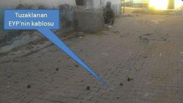 Bir evin iinde duvardaki televizyonun ekranna bal sistemin 4 ayr kanaldan, 4 ayr soka gstermesi dikkat ekti. Ele geirilen bir evdeki koltukta da