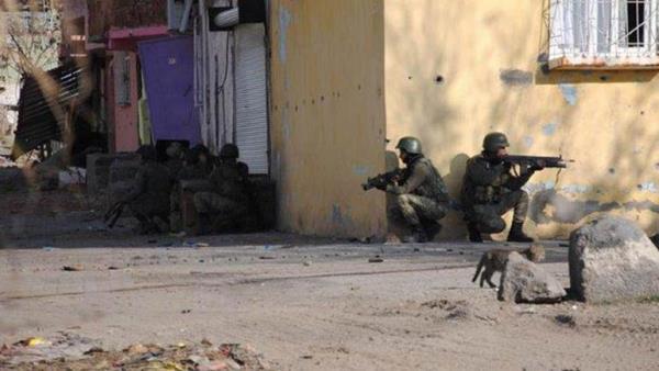 Sur&#8217;da dn yaplan operasyon srasnda ekilen fotoraflar dikkat ekti. Bu fotoraflarda en ilginci ise PKK&#8217;llarn barndklar bir evde sokak atmalarn izlemek ve sokaklarda gvenlik glerinin ilerleyiini gzetleyebilmek iin MOBESE benzeri bir grnt izleme merkezi kurmalar oldu.