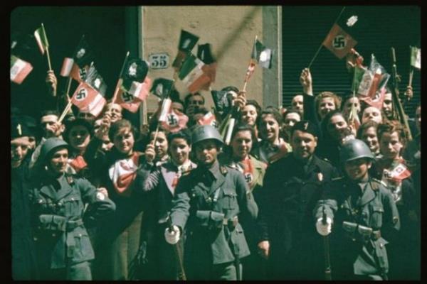 Bulunan fotoraflar arasnda Nazi rejiminin baskc tutumunu ortaya koyanlarn yan sra Adolf Hitler&#8217;in etrafnn okullu kzlar tarafndan sarld kareler de var.