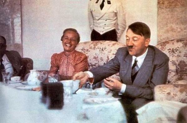 Hitler, Jaeger&#8217;a &#8220;Gelecek renkli fotorafln&#8221; diye telkinde bulunmu.