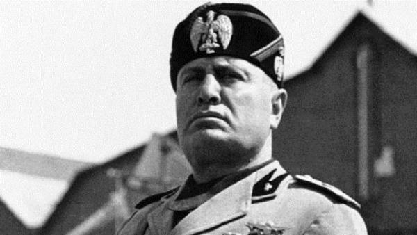 Benito Mussolini<p>  Hkmdarlk Sresi: 1922-1943  <p>iddet ieren bir ynetim sistemine sahip olan Mussolini ynetiminin dmesi zerine Temizleme kampna toplatt 35 bin kiiden 18 binini katletti.