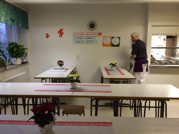 Kantin yok<br>    Tm eitim hizmeti gibi len yemekleri de devlet tarafndan karlanyor. lenleri renci ve retmenler ayn yemekhanede yiyorlar. rencilere bu yemein, vergiler ile karland ve israf etmemesi gerektii vurgulanyor. Yemekte her ocuk ne kadar yiyeceine kendi karar veriyor. le yemeinde st imek bize ok yakn gelmese de Finlandiya'da ok yaygn. Okullarda kantin bulunmuyor, koridorlarda su iebilecekleri yerler var.
