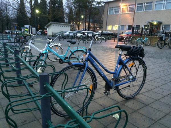 Bahe duvar yok  <br>  Okulu snrlayan bir bahe duvar yok, renciler kendi sorumluluklarn alacak ekilde yetitiriliyorlar. Dersleri bitince bisikletine binip gidiyorlar, duvar ile renciye snr izmiyorlar.