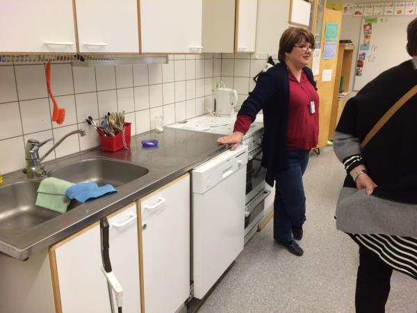 Snfta frn ve bulak makinesi<br>    Buras yemekhane deil, derslik. Lavabo neredeyse her snfta var ama ocak ve bulak makinesi yaygn olmamakla birlikte kullanlabiliyor. Bylece hem kurabiye piirip bulak ykayp sorumluluk almay reniyorlar hem de ev ekonomisi hakknda bir fikirleri oluyor.