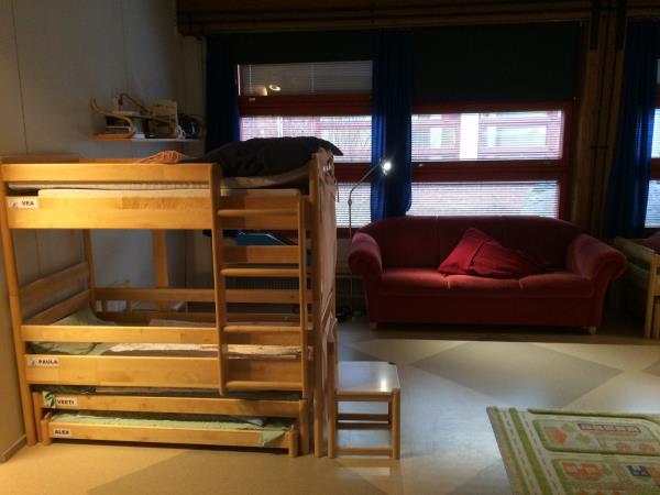 zin almadan fotoraf ekme<br>    Pek ok lkede olduu gibi Finlandiya&#8217;da da ailelerinden izin almadan ocuklarn fotorafn ekemezsiniz, izin vermezler... Bu nedenle bu anaokulu fotorafnda ocuk gremiyorsunuz. Eitimciler zellikle anaokulunda fotoraf ekmememiz, hatta ocuklarla szl ve fiziksel temas kurmamamz ynnde defalarca uyarda bulundular. Baz okullarda ise fotoraf ekimine yzlerin grnmemesi artyla izin veriliyor. Burada kltrel bir fark ortaya kyor; ocuklarn mahremiyeti. Trkiye&#8217;de pek ok anaokulu ocuklarn fotoraflarn ykler, anne babalar da genellikle bu fotoraflar paylar...