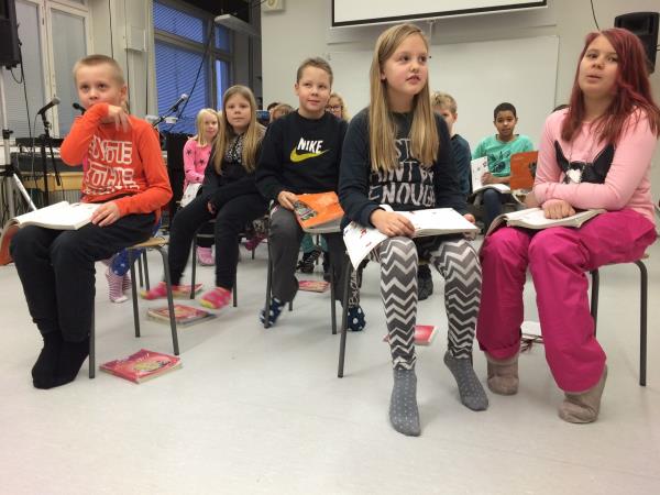 orapl ocuklar  <br> Okullarda dikkat eken bir zellik, rencilerin koridorlarda orapla dolamas. Gelir gelmez montlar ve pabularn karyorlar. Hem dardan kar, amur tamyorlar, hem de daha nemlisi kendilerini evlerinde hissediyorlar. inizdeki sese fazla prim vermeyin, myorlar.