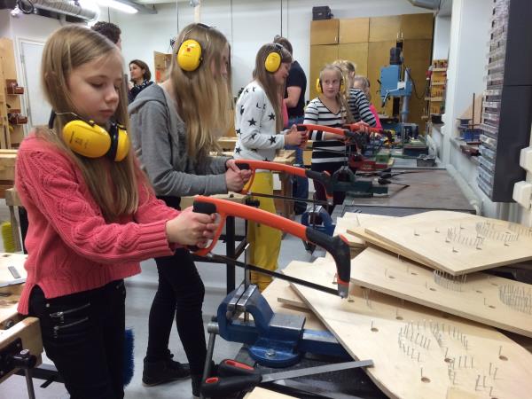 Atlyede zanaat dersleri  <br>  El becerileri ve gndelik pratik bilgiler ok nemseniyor. nceden kz renciler ev ekonomisi, erkek renciler ise marangoz atlyesinde alrken bu ayrm ortadan kaldrmlar ve kzlarn ok iyi marangoz olduu anlalm. Erkekler de kurabiye piiriyor. stelik atlyelerde testereler, baklar, tornavida gibi keskin ulu tamir aletleri ortada geziyor, fakat yine de titizce kullanlyor ve kazaya yol amyor.