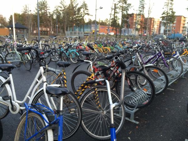 Servis yok, bisiklet var<br>    Her ocuk evine en yakn okula gittii iin mesafeler ok uzak deil ve servis yok. nk hava erken kararsa da sokaklar ok gvenli ve ocuklar bisikletleriyle gelip gidiyor. Bylece okulda daha fazla kalp almas gerekirse ulam sorunu da yaanmyor. Hem de erken yata sorumluluk almaya balyorlar