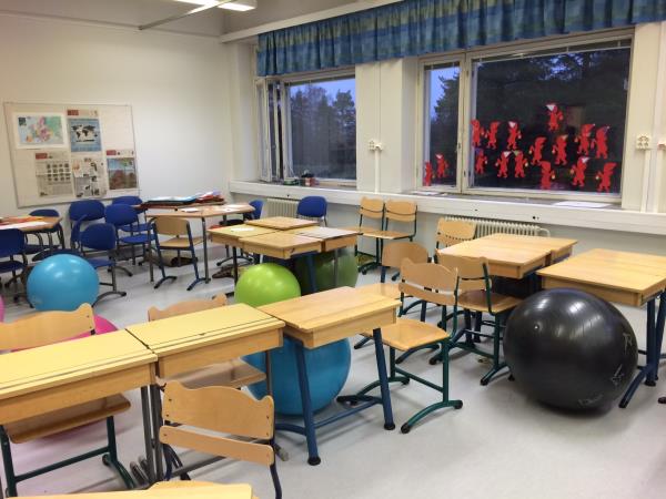 &#8220;Oturma, kalkma&#8221; yok<br>    Eitimde korku deil zgrlk ne kyor. &#8220;Yapma&#8221; demek yerine farkl fikirleri ifade etmeleri iin rencilerini cesaretlendiriyorlar. Snf dzeninde de bu grlebiliyor. Baz ocuklar daha rahat oturmalar iin pilates topunu seiyorlar, dersin akn bozmamak kaydyla snf iinde diledikleri gibi dolaabiliyorlar.