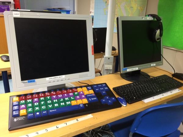 Btn ocuklar ayn okulda<br>    Fin eitim sistemine byk baar kazandran unsurlardan biri zel eitime ihtiya duyan fiziksel- zihinsel engelli rencilerin ve renme gl ekenlerin de dier ocuklarla ayn okulda okumas. Bylece zrl ocuklar sosyal hayata dahil ediyorlar ve tek bir ocuu bile kaybetmeyi gze almyorlar. Okulda tek bir engelli ocuk bile varsa snf amak zorundalar, bu snflarda en fazla 10 renci ve ihtiyaca gre 2 retmen oluyor. Mesela bu snfta grme zorluu yaayan renci iin farkl bir bilgisayar konulmu.