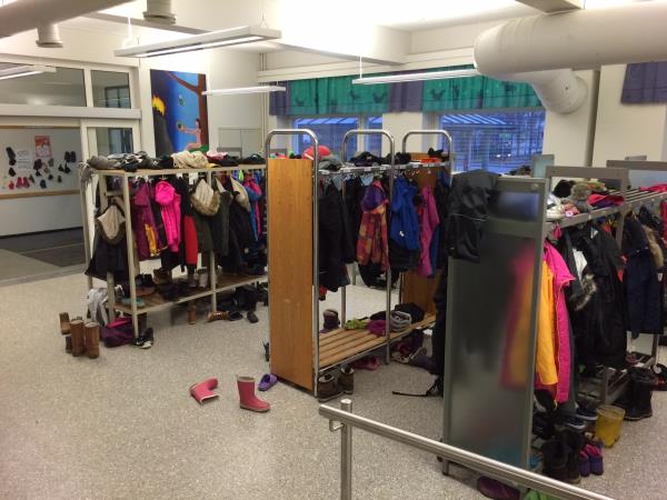 Anaokulunda bile en az 1 saat dardalar<br>ocuklar kk de olsa karda kta bile her gn en az 1 saat dar kyorlar, ki kar k Finlandiya iklimi iin sradan bir durum. ok sk giyiniyorlar ama mutlaka enerjilerini ak havada harcyorlar, &#8220;Aman rsn, terlersin&#8221; yok. lkokul ve sonrasnda 45 dakikalk dersler ile 15 dakikalk teneffslere ek olarak 45 dakikalk teneffsler var. nk bu 45 dakikalk arada renciler ancak giyinip dar kp spor yapyorlar.