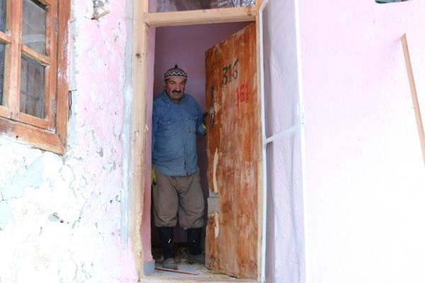 Odalarn kaplar ile eyalara da pene ve dileriyle byk zarar verdii belirlenen aynn, geldii yoldan kamaynca evin bahe kapsn krarak doaya dnd anlald.