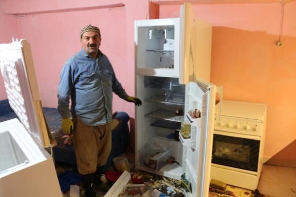 le Jandarma Komutanlna da bildirilen olayla ilgili jandarma ekiplerince yaplan incelemede, hasara bir aynn neden olduu tespit edildi.