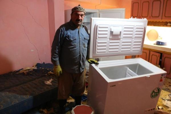 Edinilen bilgiye gre, Elmal Mahallesi'nde yaayan ve ziyaret iin Mula'daki oullarnn yanna giden Yldz iftinin evi, doada k koullarnda yiyecek bulmakta zorlanan bir ay tarafndan talan edildi.